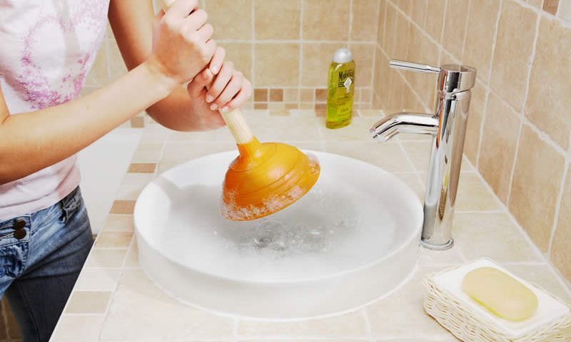 déboucher lavabo salle de bain